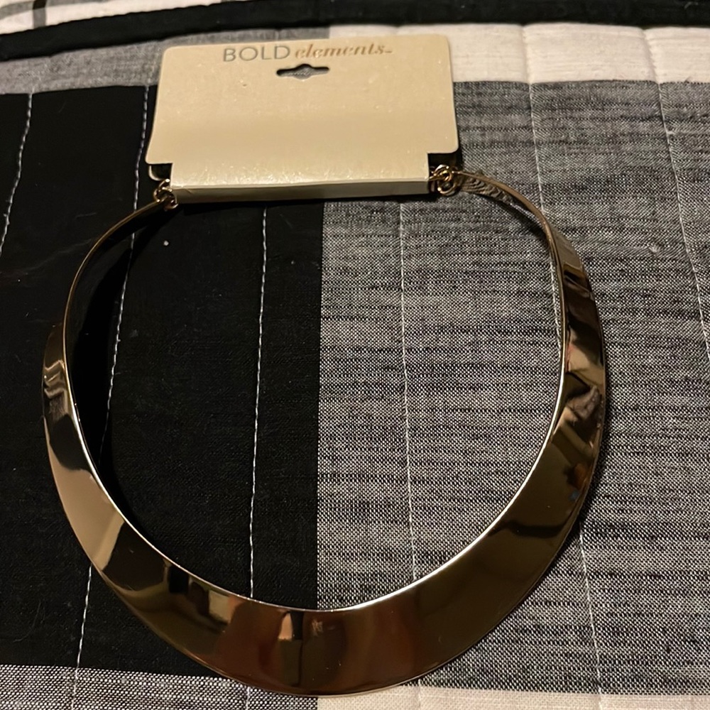 Gold tone necklace ,classy ,elegant and sturdy!